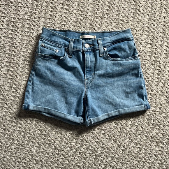 Levi's Pants - Levi’s mid length Shorts